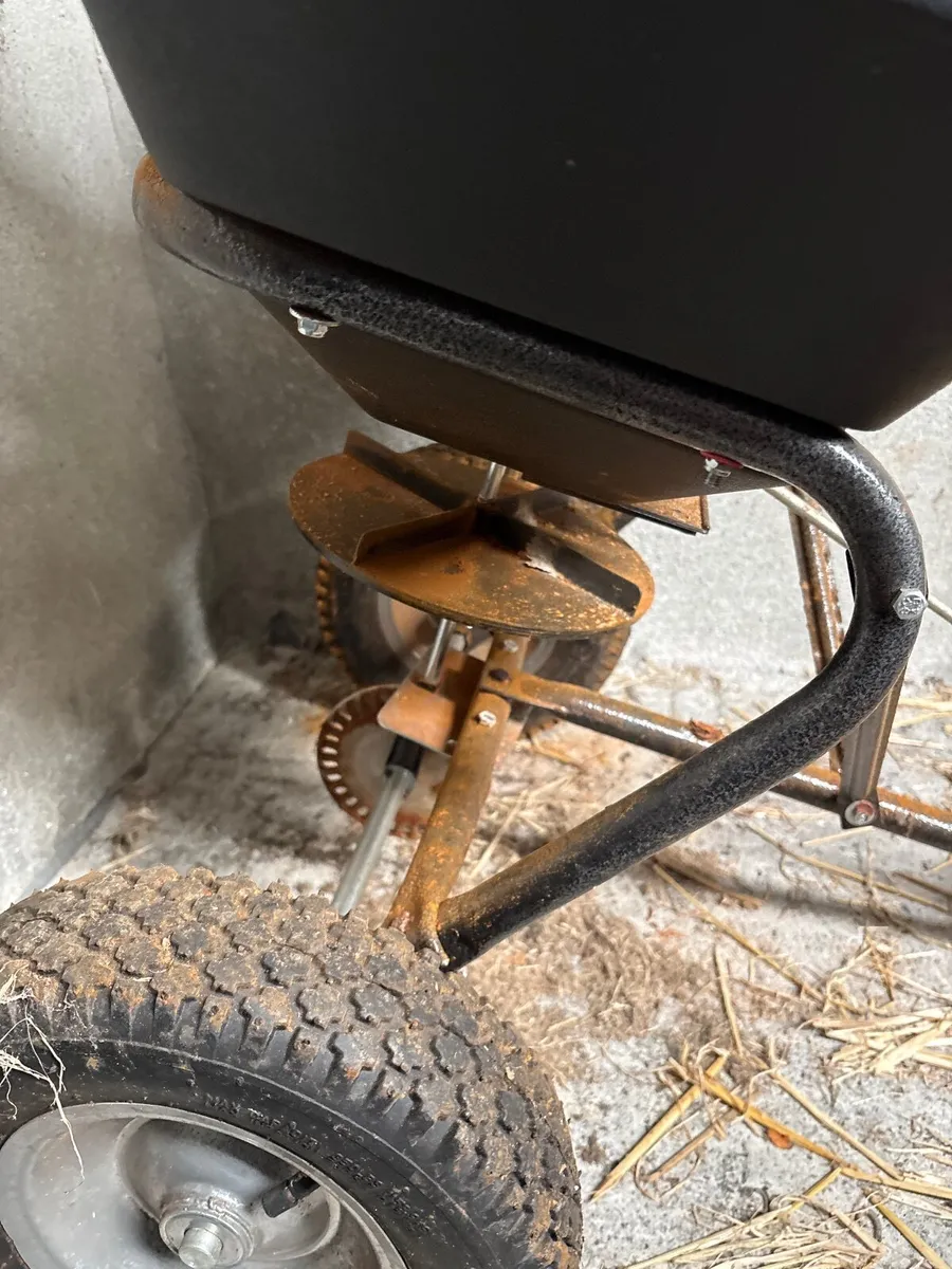Spreader - very small for back of ride on mower - Image 3
