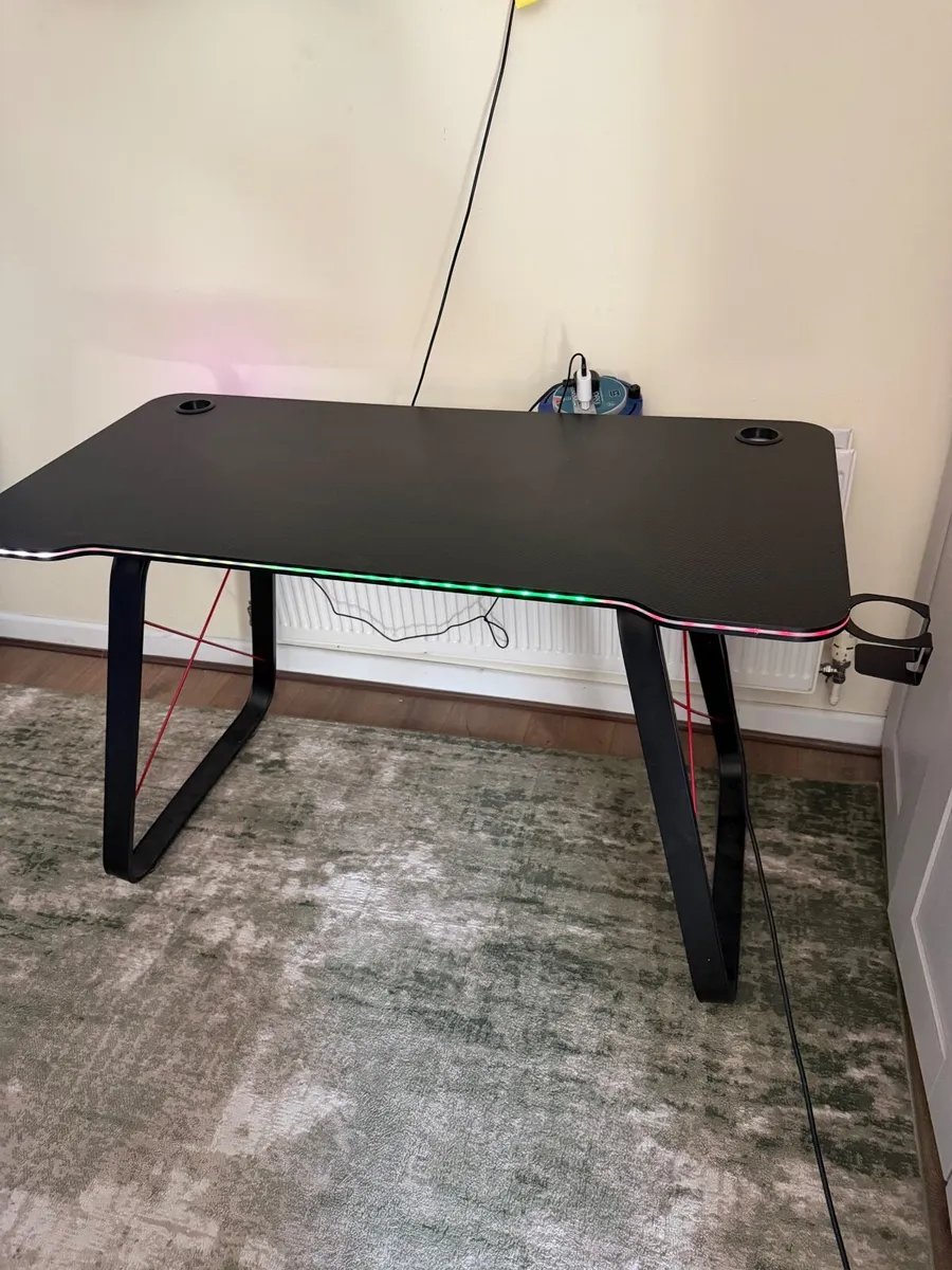 Gaming table with led lights great condition - Image 3