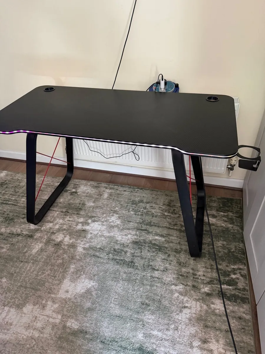 Gaming table with led lights great condition - Image 4