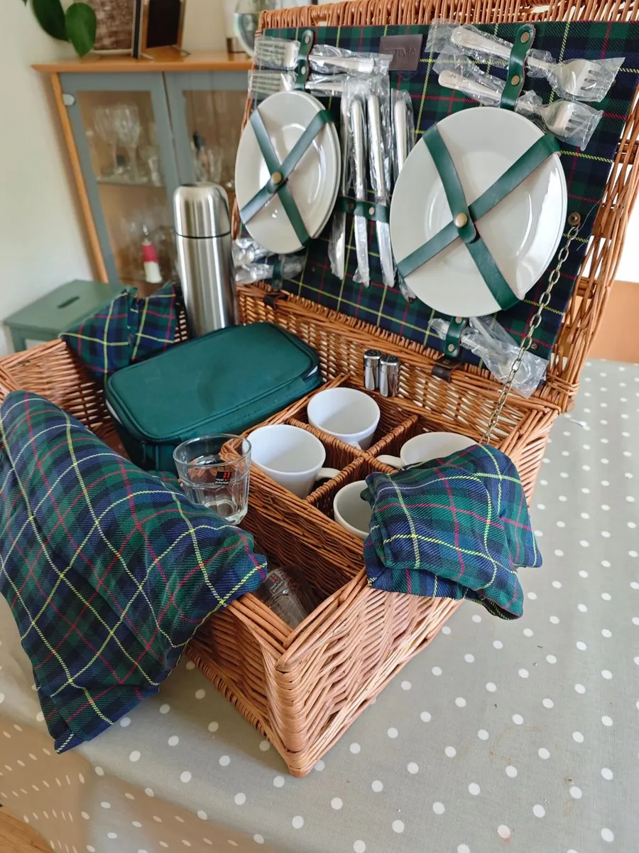 Large picnic hamper - Image 2