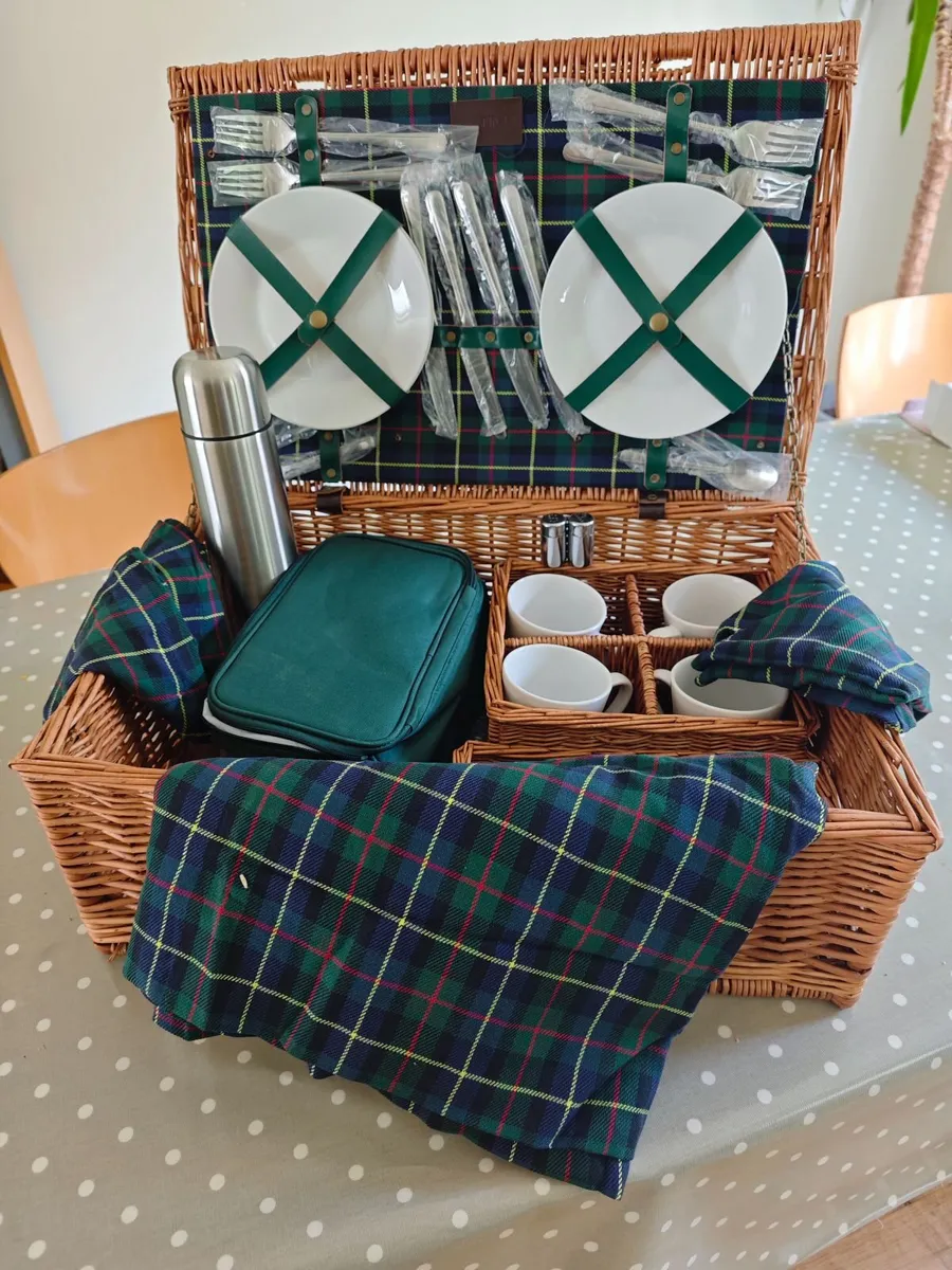 Large picnic hamper - Image 1