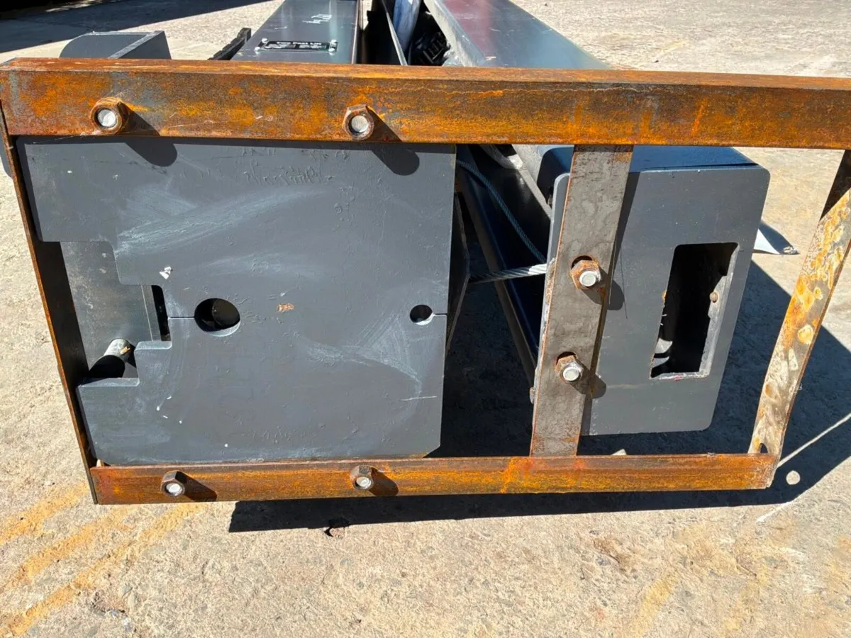 New / unused 4000kg two post vehicle lift......... - Image 2