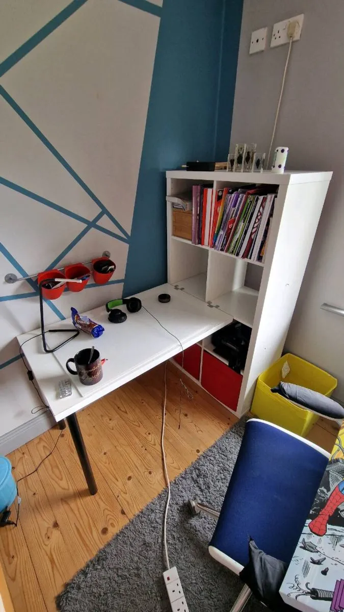 Desk and storage cubes - Image 1