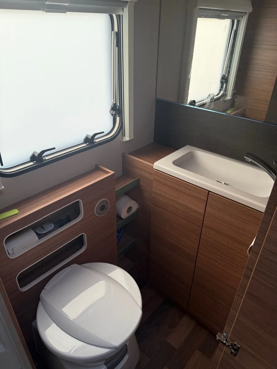2025 5/6 Berth Caravan Weinsberg 550 - Image 4