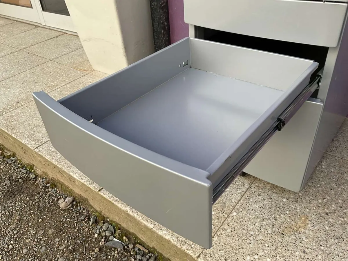 Mobile 3 drawer filing cabinet - Image 2