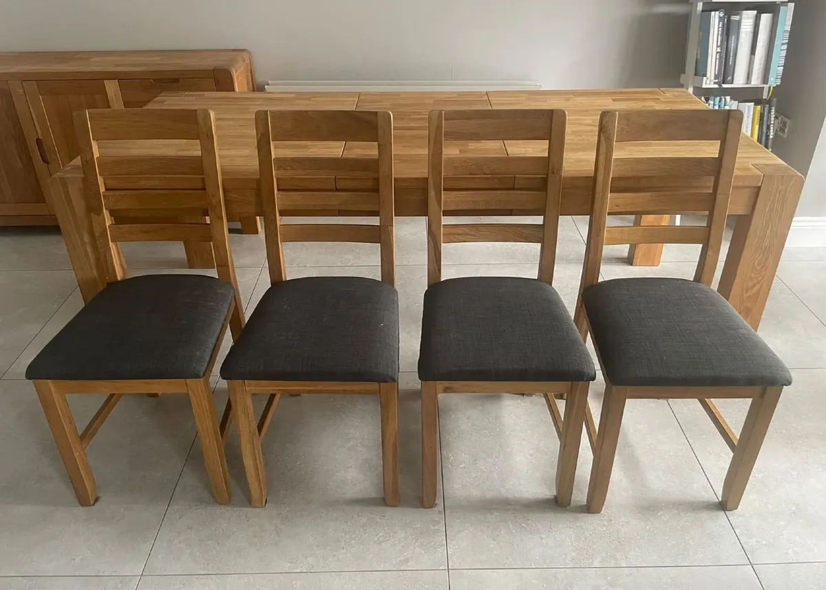 Solid oak table, 6 chairs and matching oak side un - Image 1