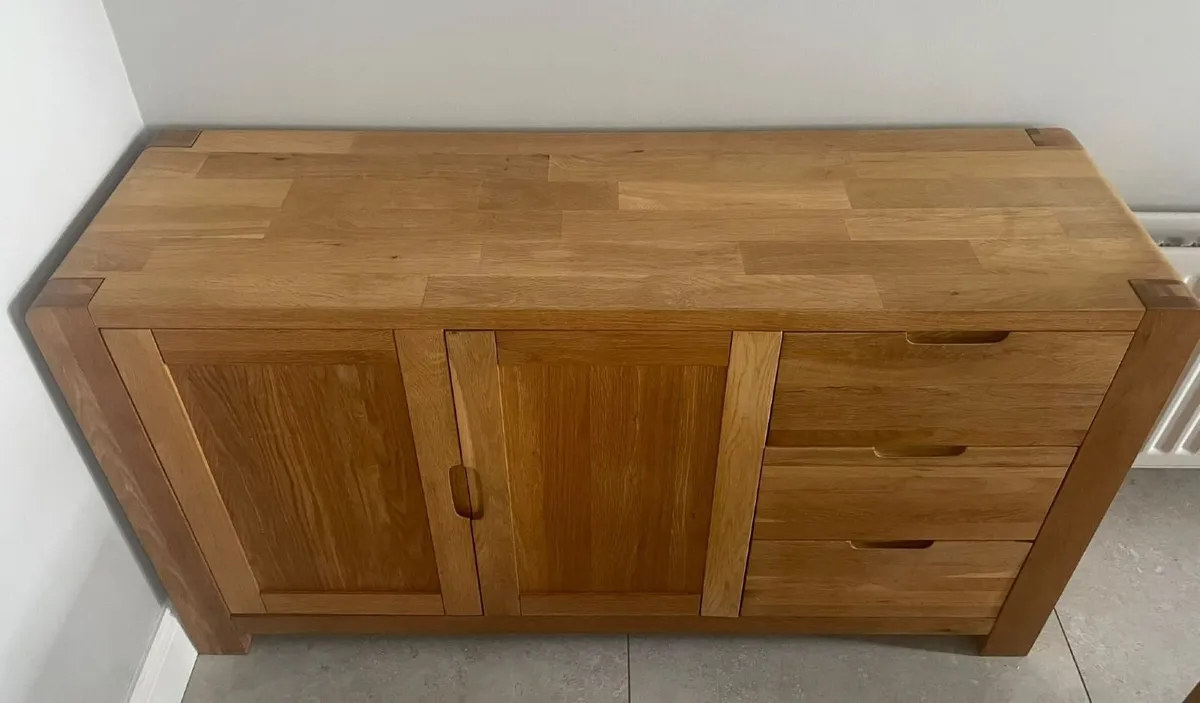 Solid oak table, 6 chairs and matching oak side un - Image 2
