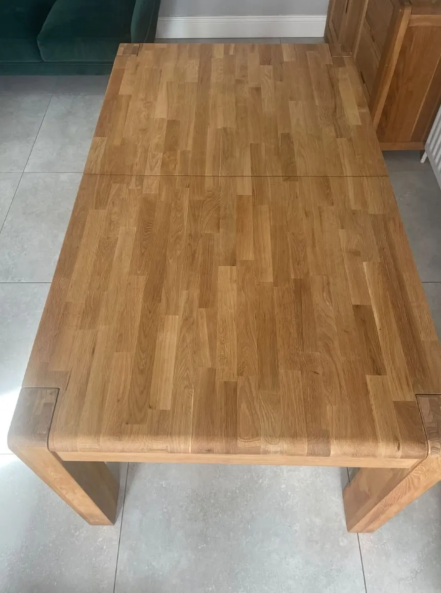 Solid oak table, 6 chairs and matching oak side un - Image 4
