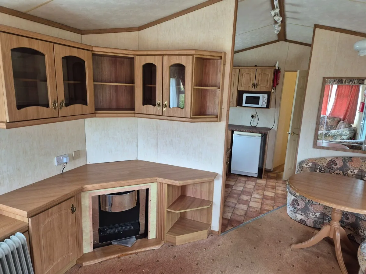 3 Bedroom Mobile Home - Spacious & Furnished - Image 4