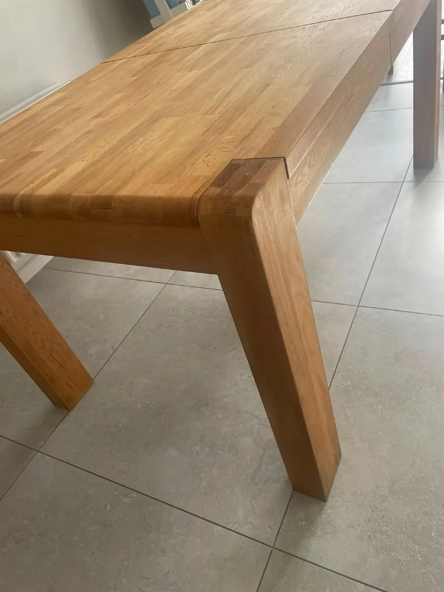 Solid oak table, 6 chairs and matching oak side un - Image 3