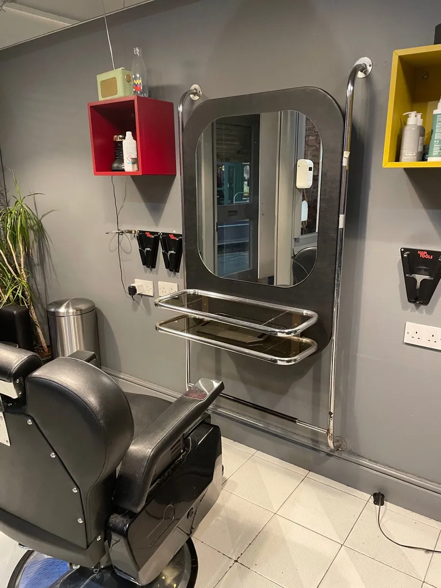 Barber shop contents - Image 2