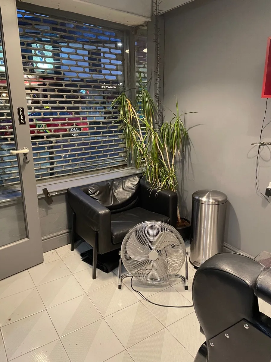 Barber shop contents - Image 4