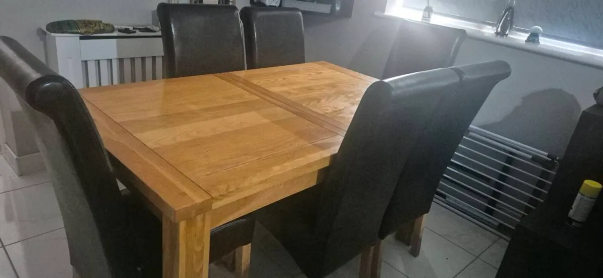 6 chairs and extendable table - Image 1