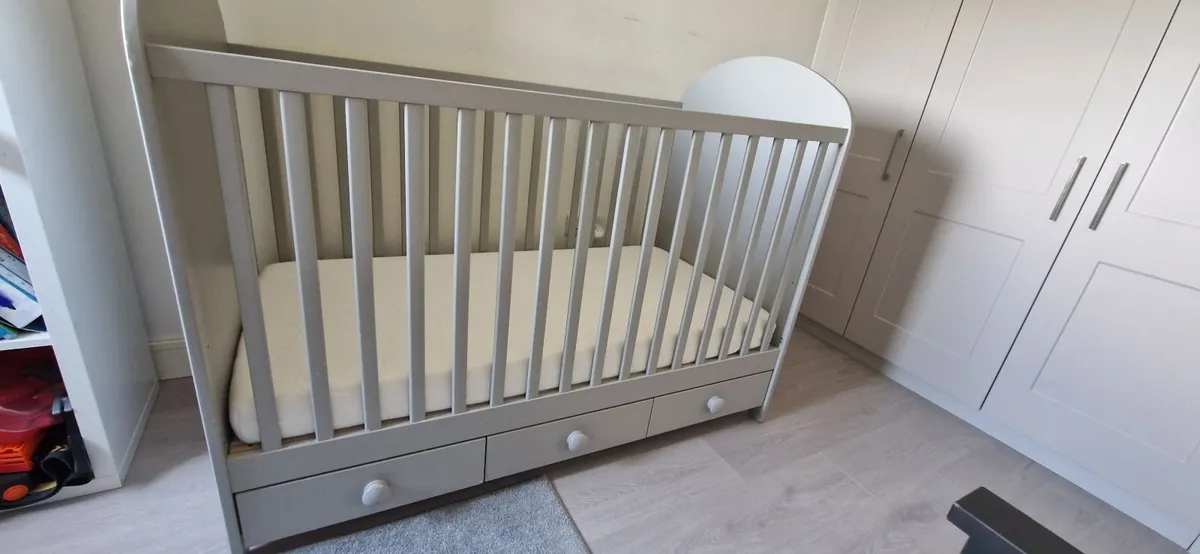 Cot and changing table - Image 3