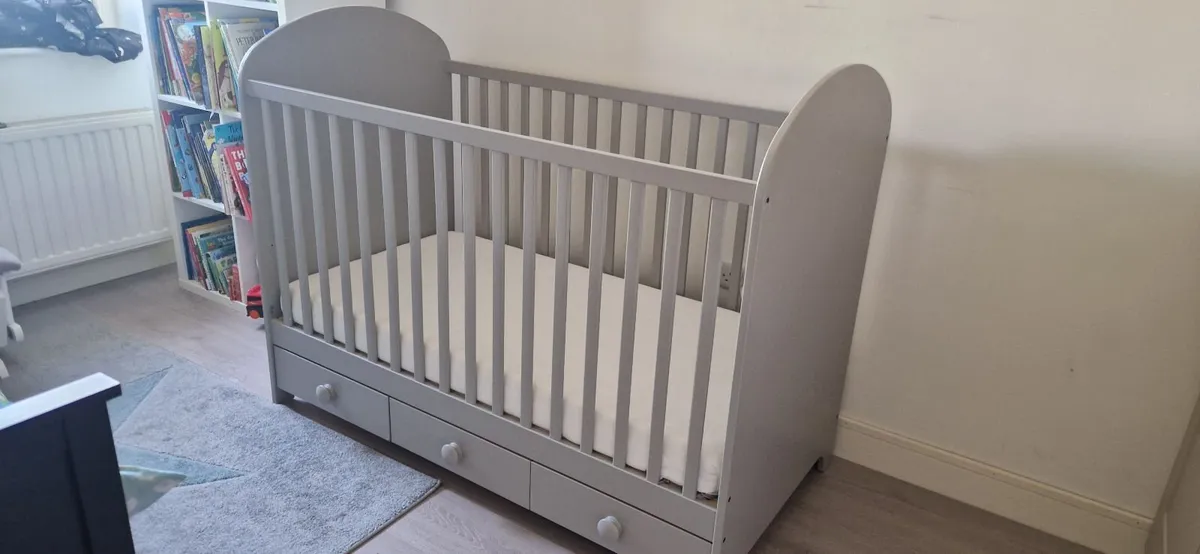 Cot and changing table - Image 4