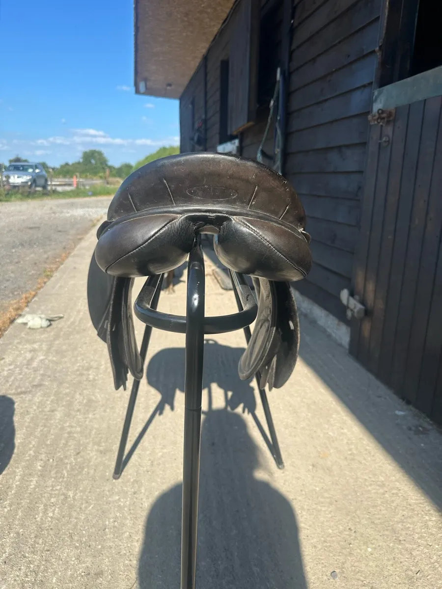 Berney Wide Black GP Saddle 17” - Image 4