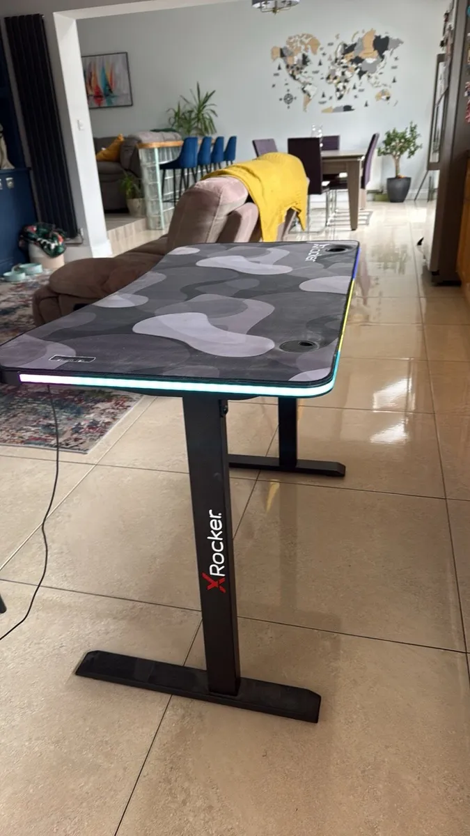 Gaming table and chair - Image 2