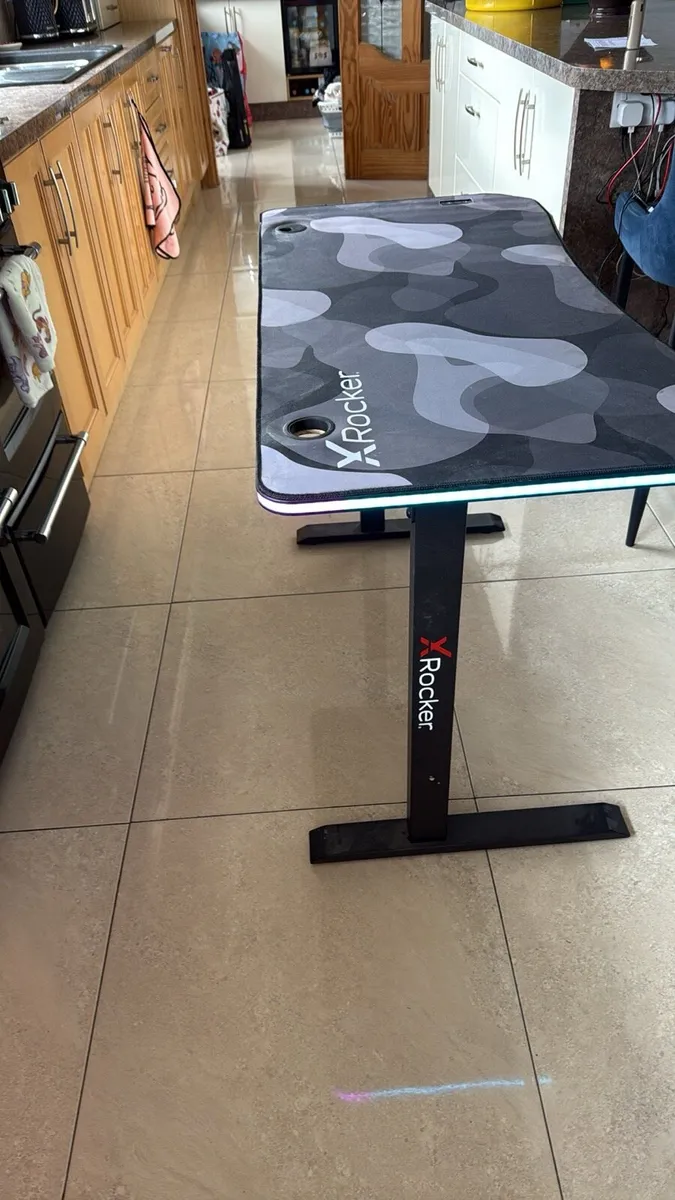 Gaming table and chair - Image 3