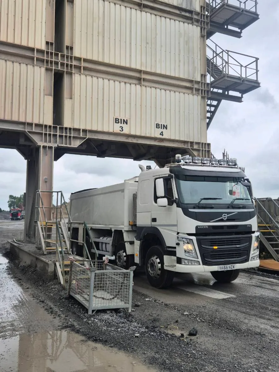 Volvo tipper - Image 2