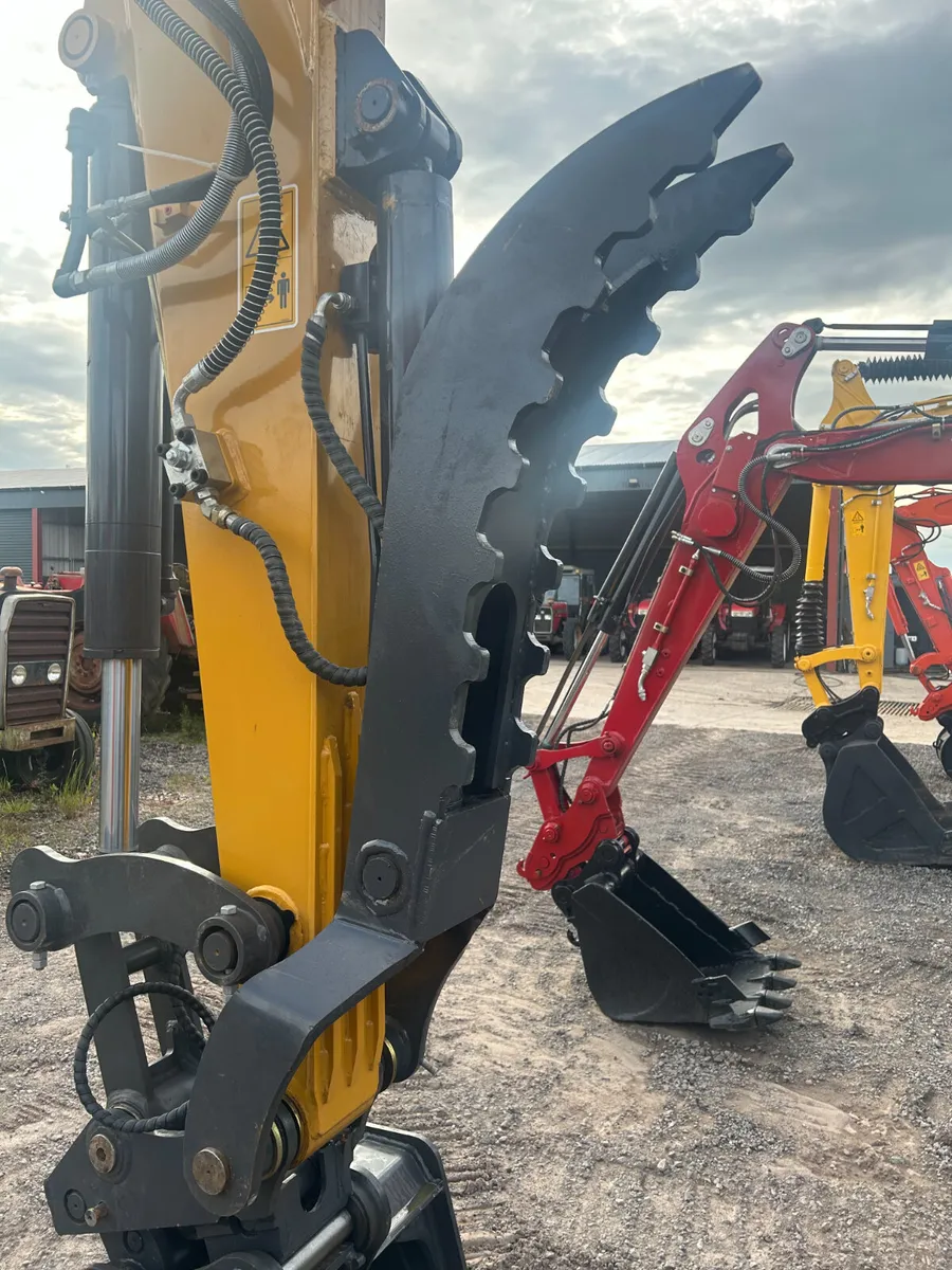 New Hydraulic Thumb Grab To Suit 5 - 8 Tonne Dig - Image 1