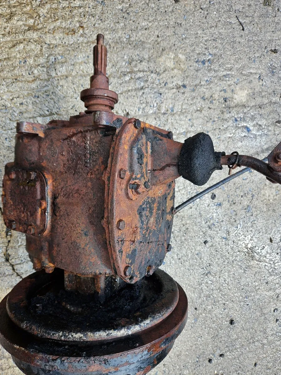 Bedford gear box - Image 1