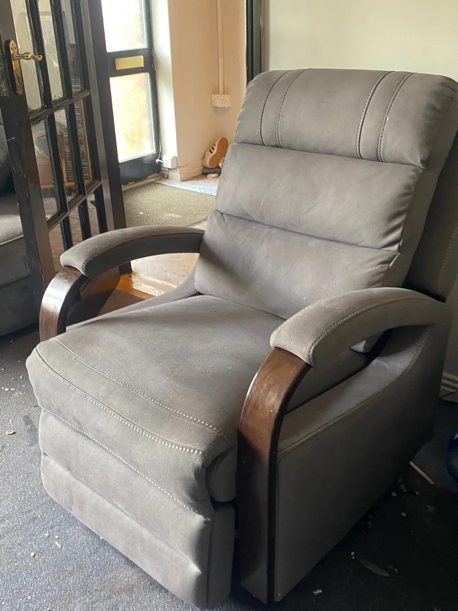 Lift and rise electric chair - Image 1