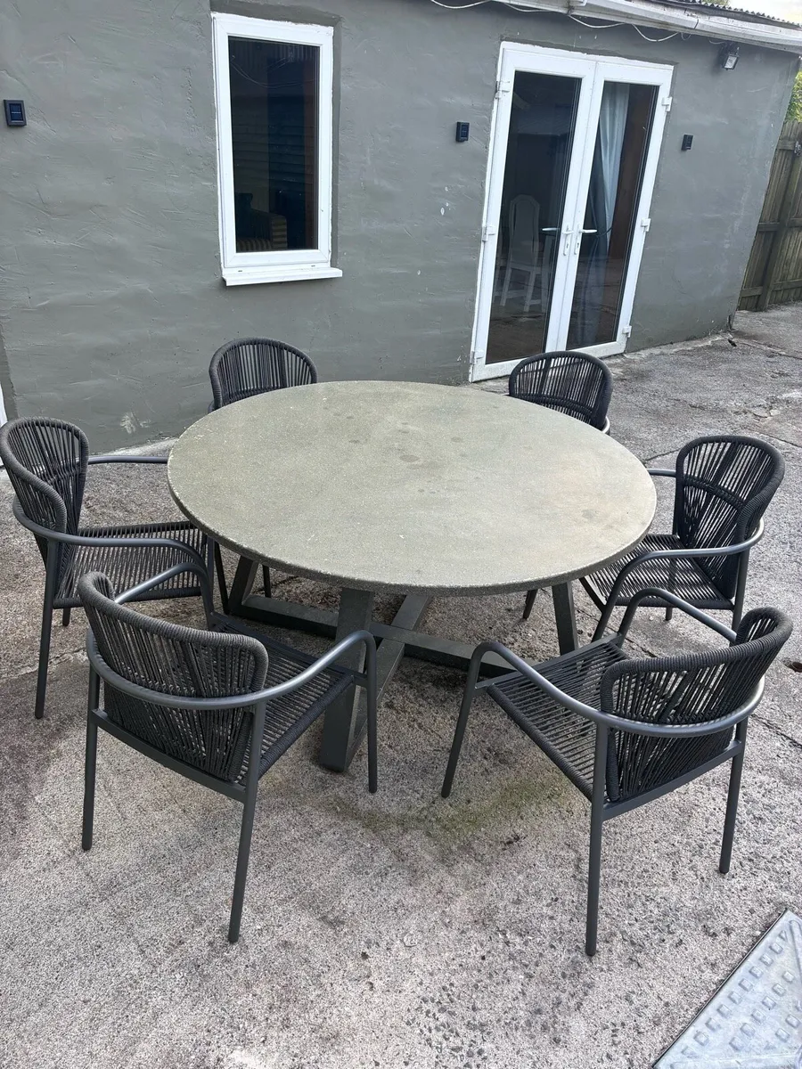 Outdoor table and chairs - Image 1