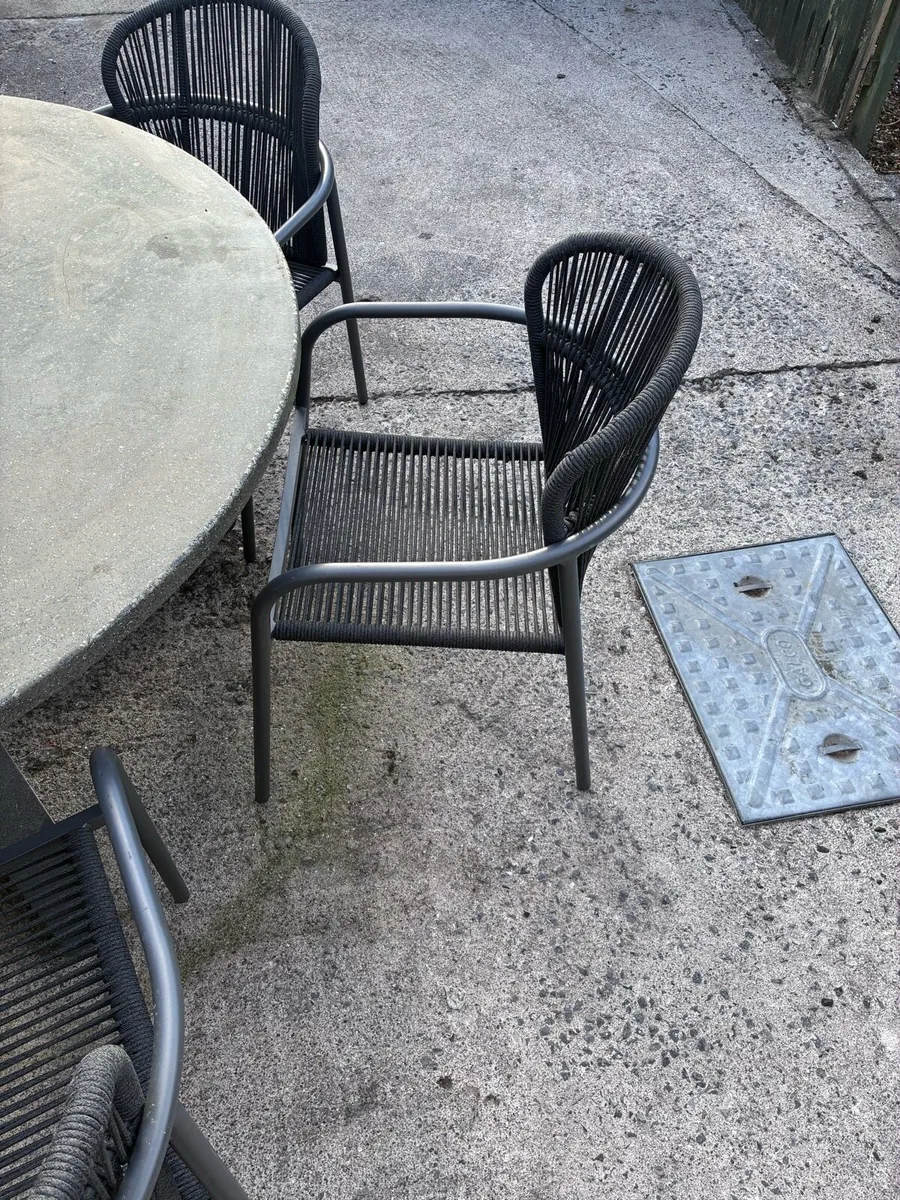 Outdoor table and chairs - Image 2