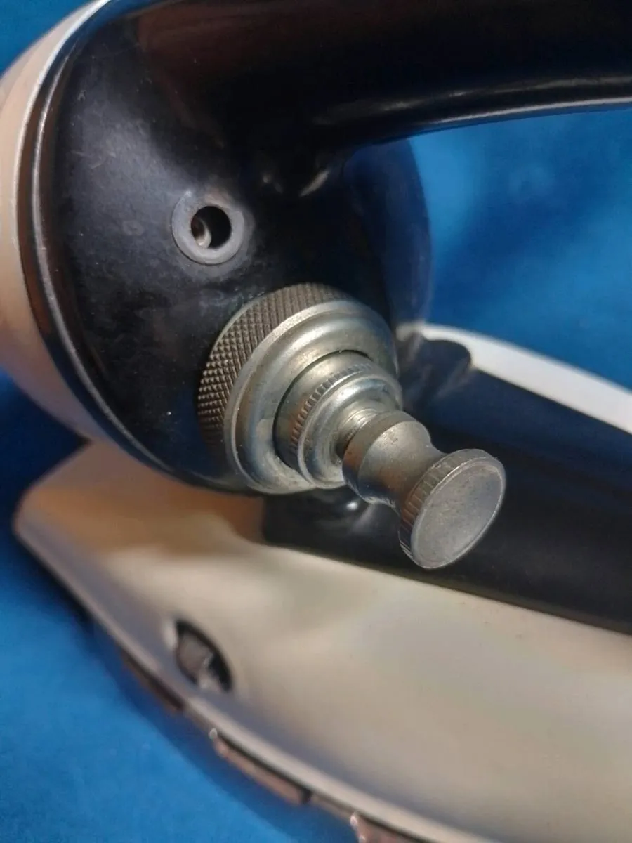 Can post Tiley DN250 paraffin iron 1950 - Image 2