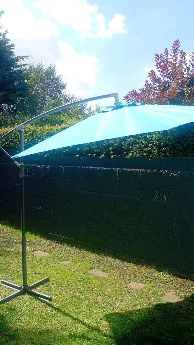 LARGE SUN UMBRELLA 25e - Image 1