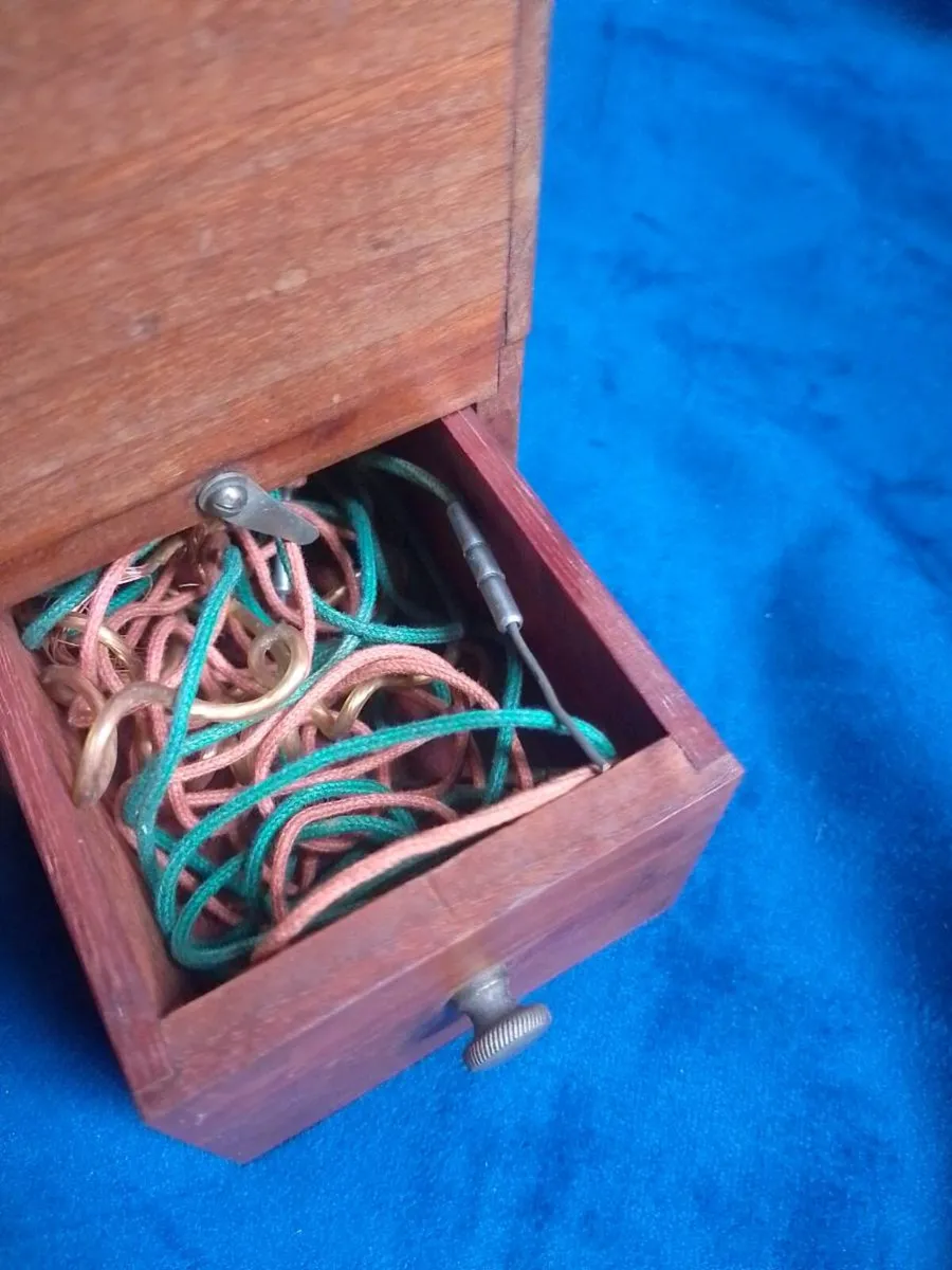 Faradic medical battery 'Shockbox' Prop - Image 3