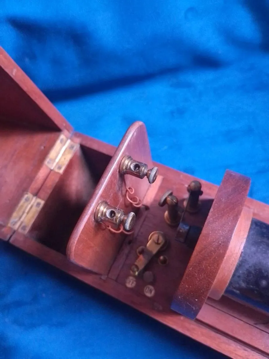 Faradic medical battery 'Shockbox' Prop - Image 4