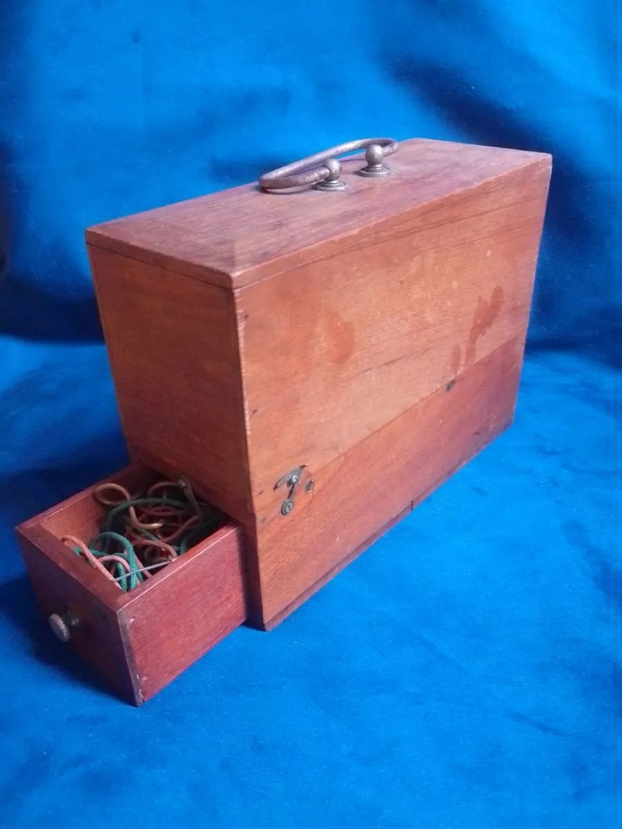 Faradic medical battery 'Shockbox' Prop - Image 1