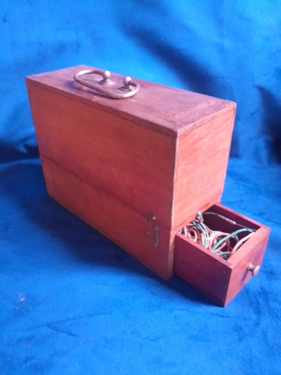 Faradic medical battery 'Shockbox' Prop - Image 2