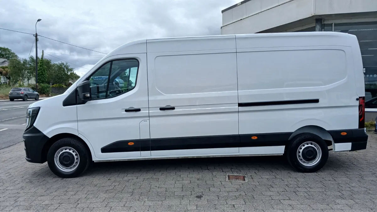 2025 RENAULT MASTER LWB ADVANCE 150BHP ONLY 8990KM - Image 2