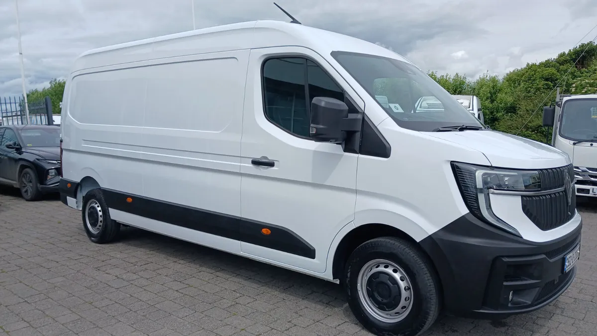2025 RENAULT MASTER LWB ADVANCE 150BHP ONLY 8990KM - Image 3