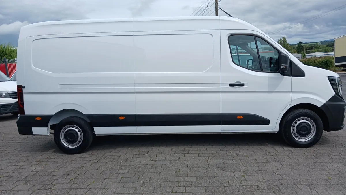 2025 RENAULT MASTER LWB ADVANCE 150BHP ONLY 8990KM - Image 4