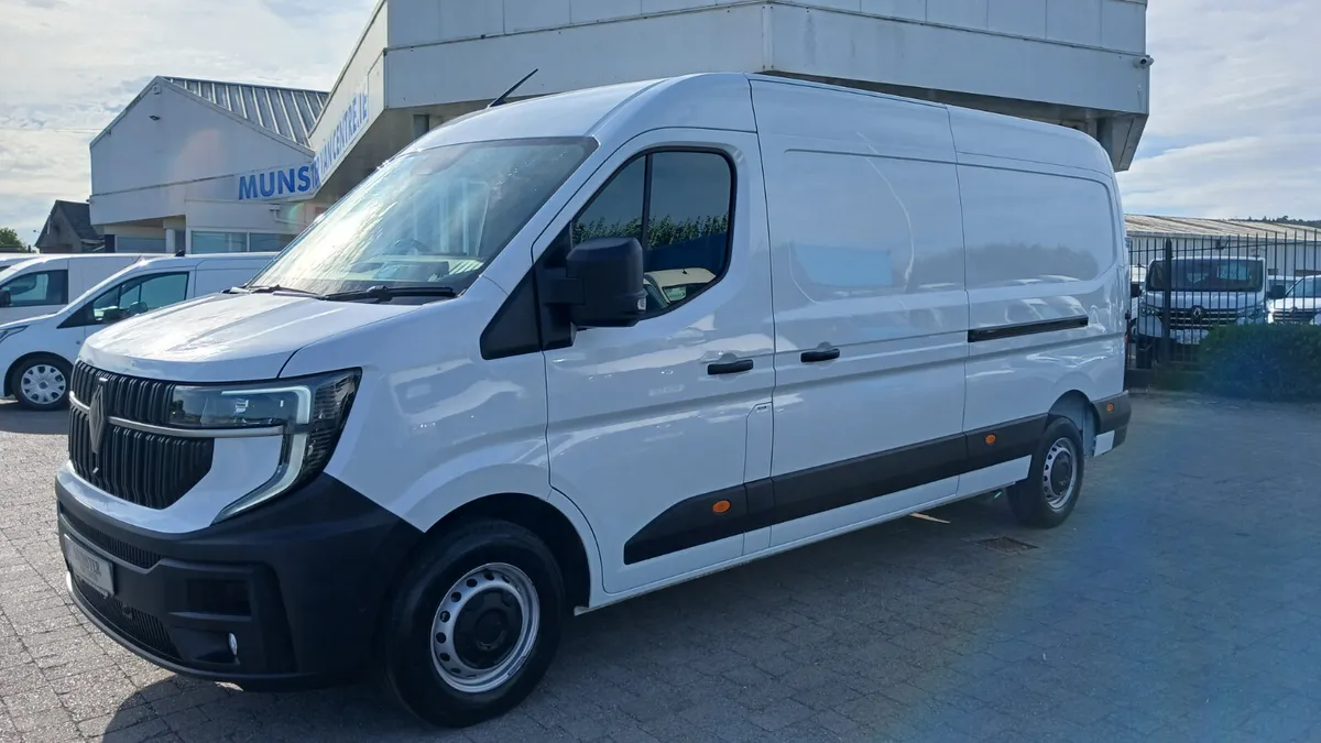 2025 RENAULT MASTER LWB ADVANCE 150BHP ONLY 8990KM - Image 1
