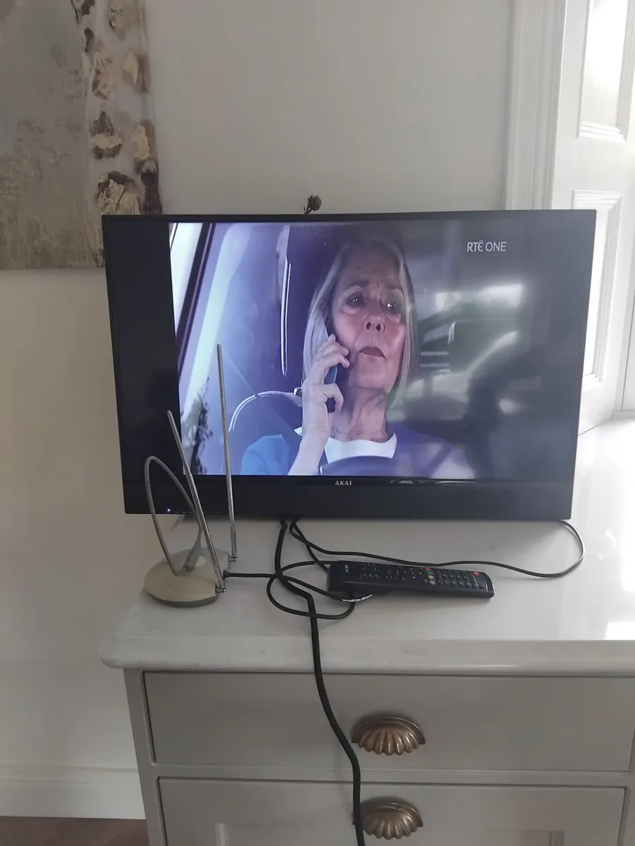 Akai 32 inch TV - Image 1