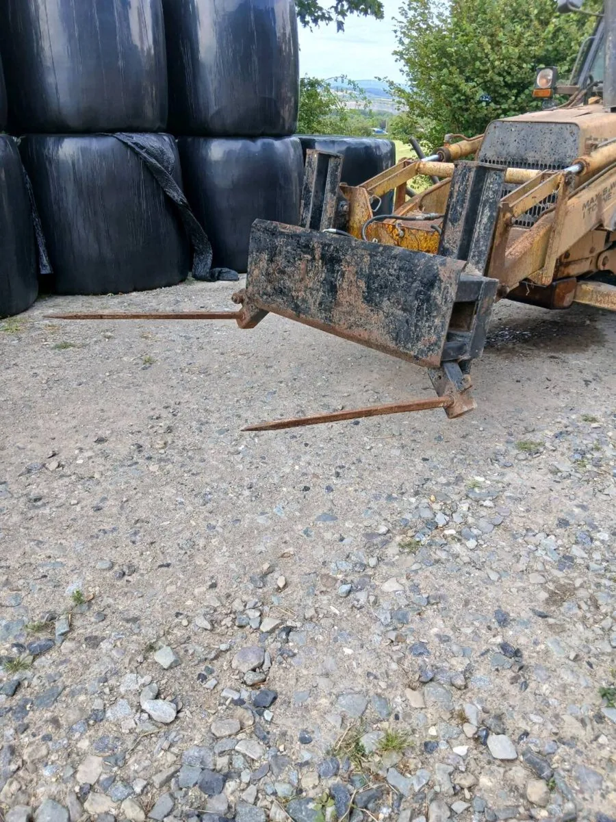 Hydraulic bale handler - Image 1