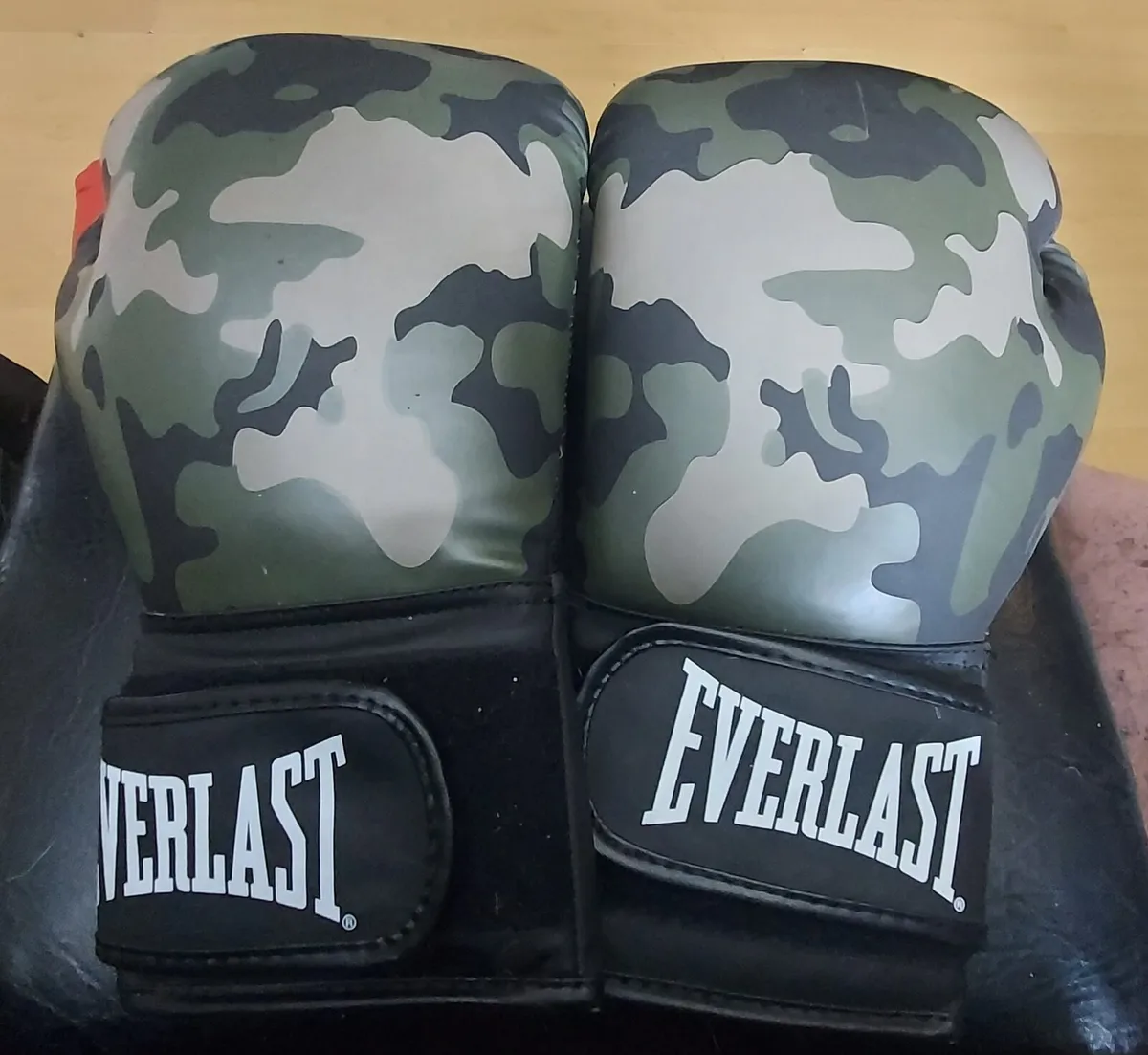 Boxing gloves/ head guards - Image 1