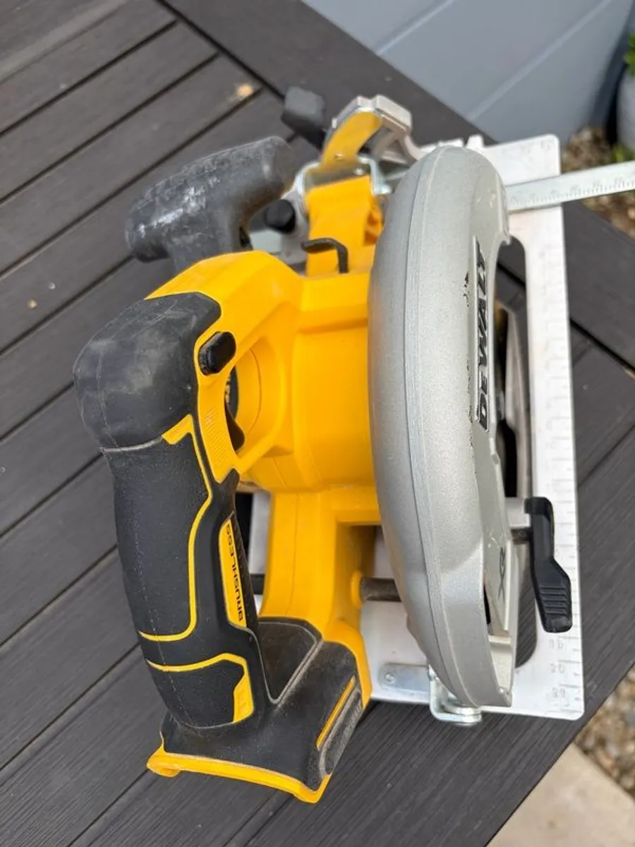 Dewalt skill saw - Image 1