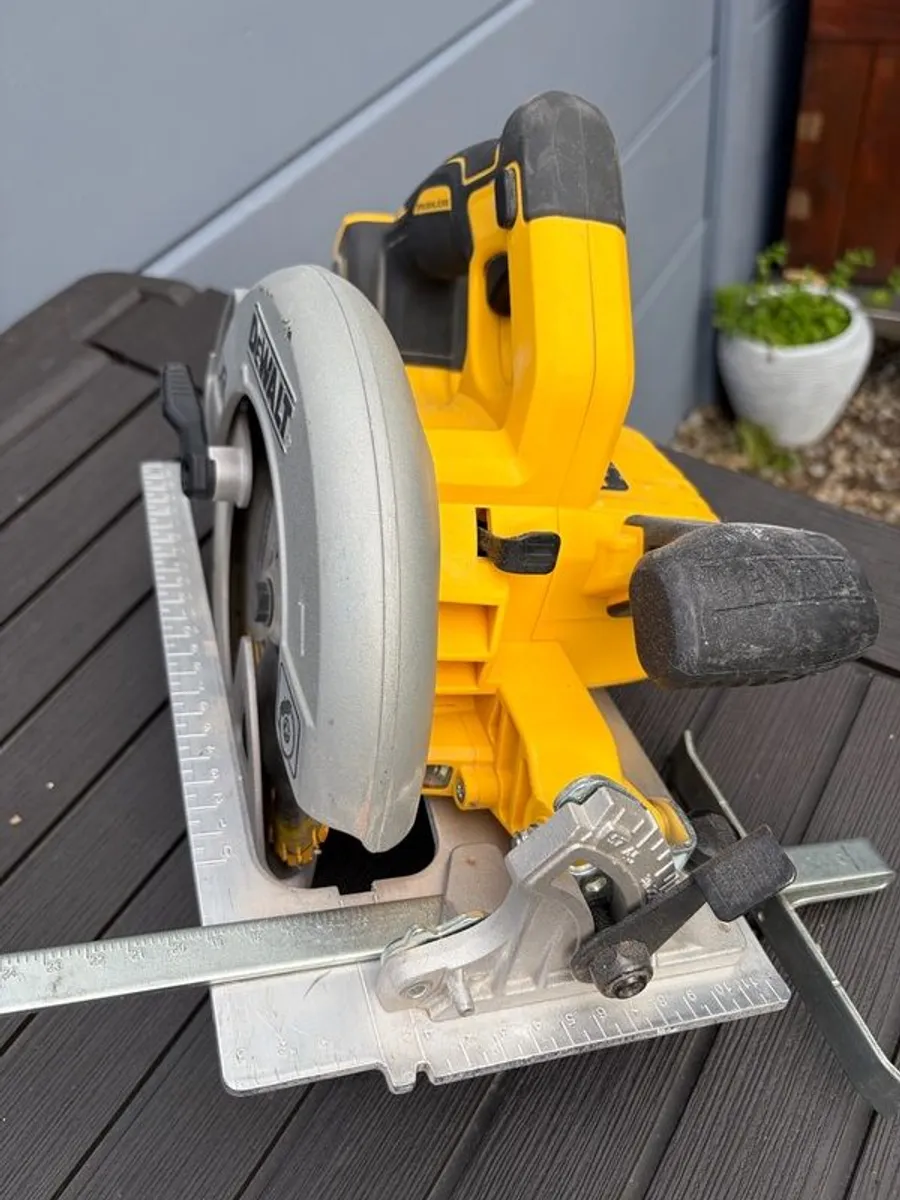 Dewalt skill saw - Image 2