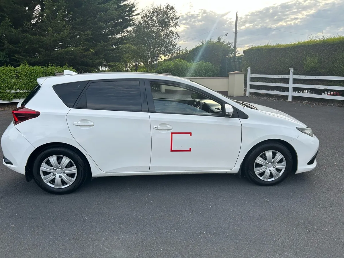 2018 Toyota auris van - Image 2