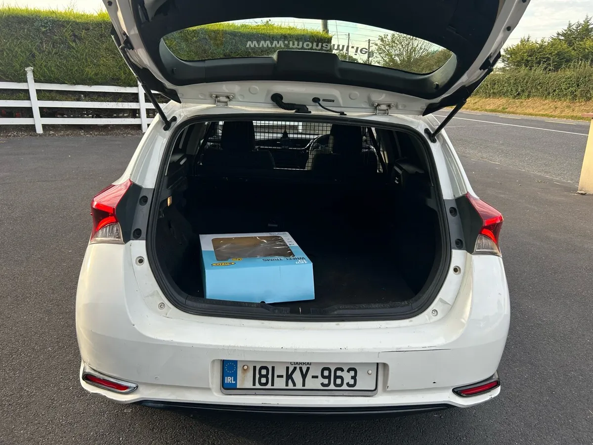 2018 Toyota auris van - Image 4