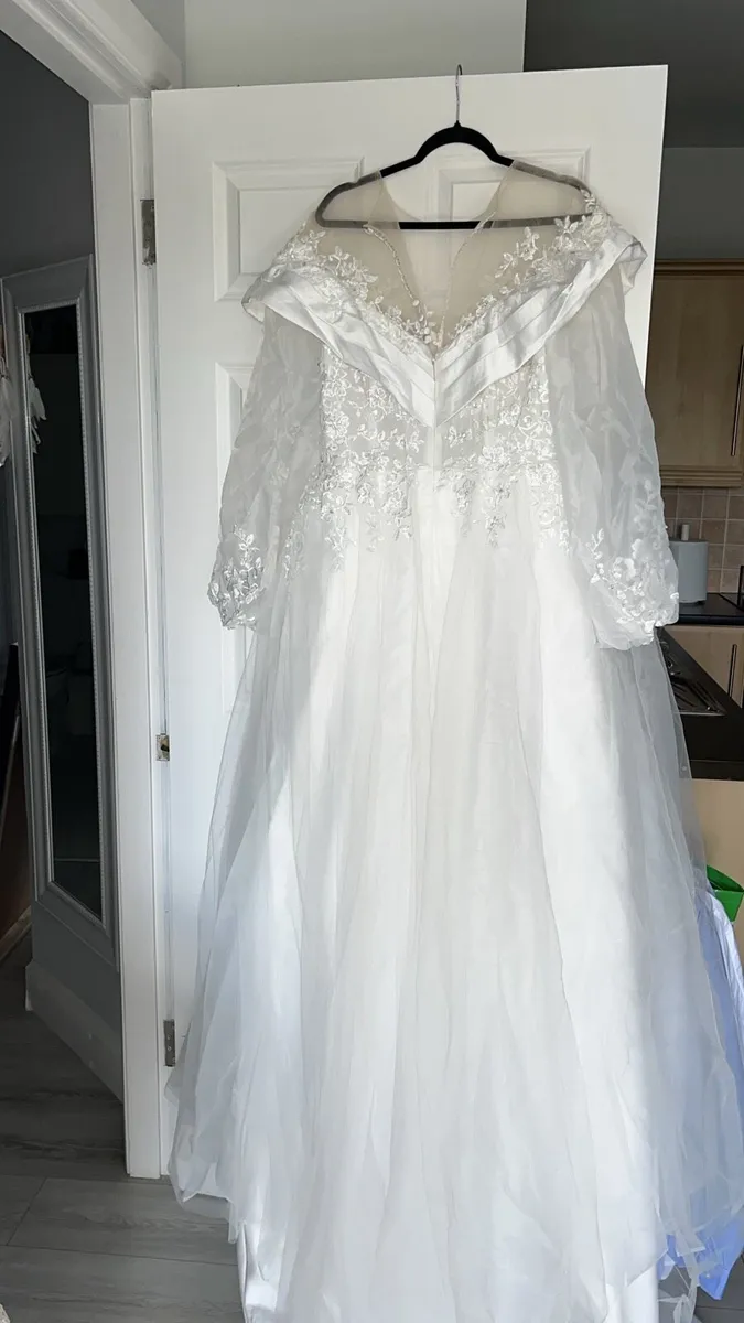 Wedding dress size 18 - Image 3