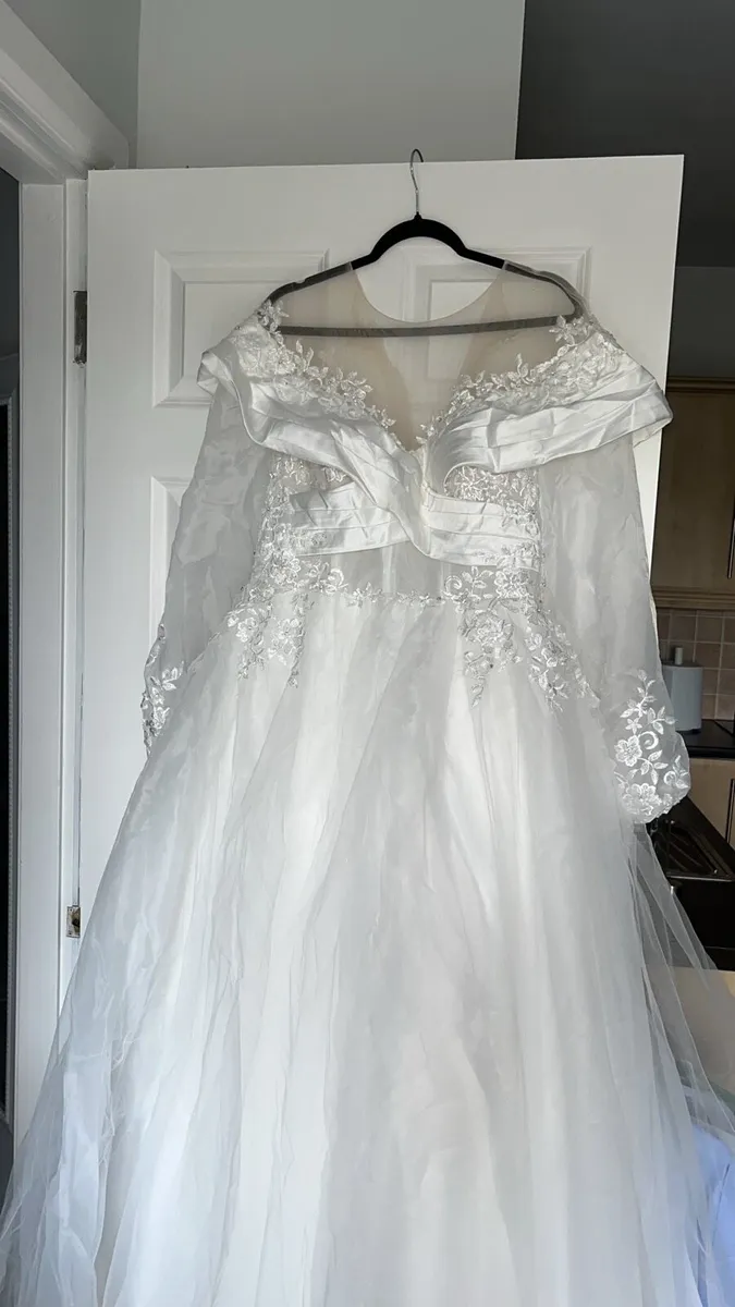 Wedding dress size 18 - Image 2