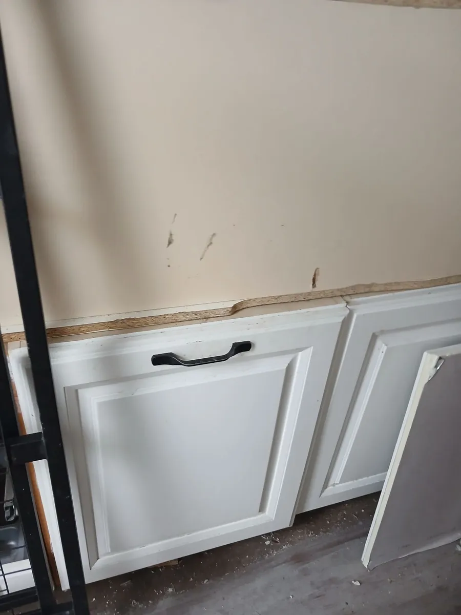 Kitchen units - Image 1