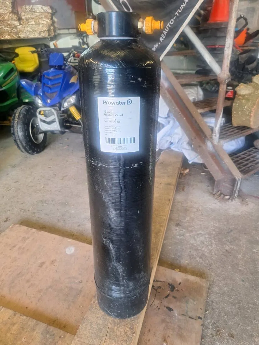 25 litres d1 vessel for resin for cleaning windows - Image 1