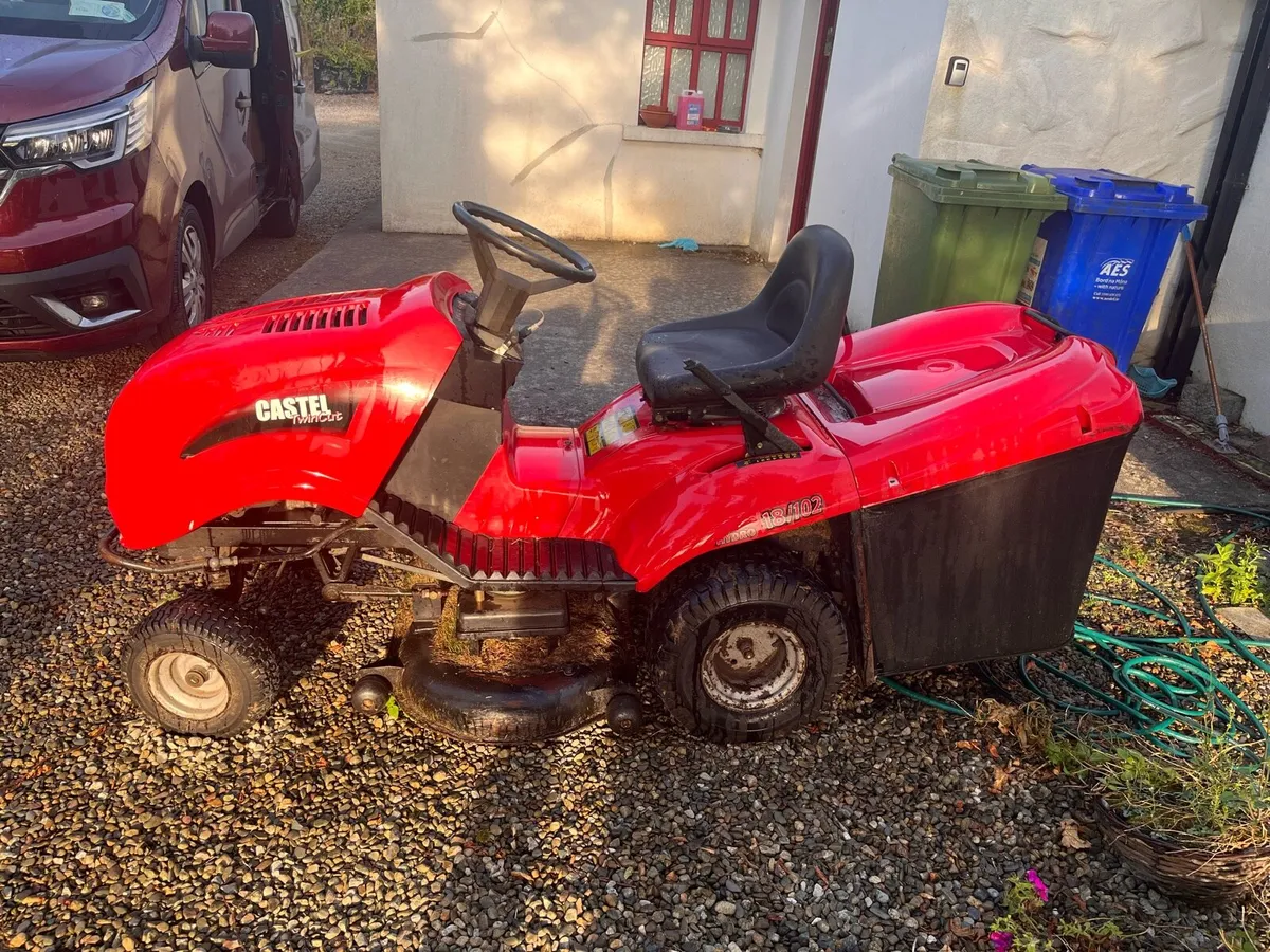 Ride-on lawnmower - Image 1